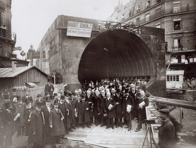 Delegazione inglese in visita a Parigi durante la costruzione della metropolitana, c.1905 da French Photographer